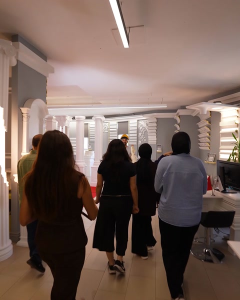 Vizitatori parcurg showroom-ul printre coloane și profile decorative din poliuretan