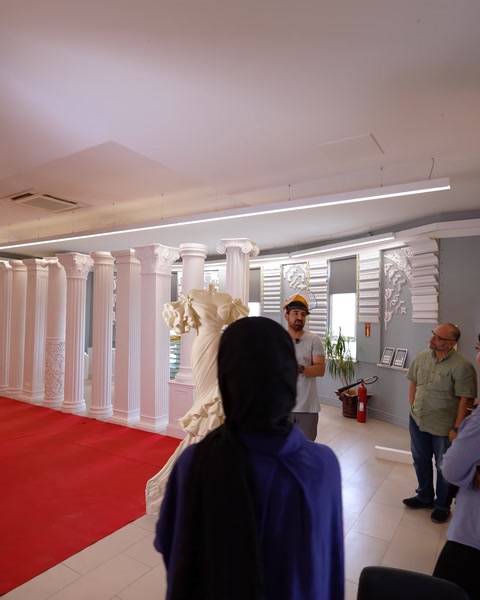 Coloane decorative din poliuretan aliniate de-a lungul showroom-ului, văzute din spate