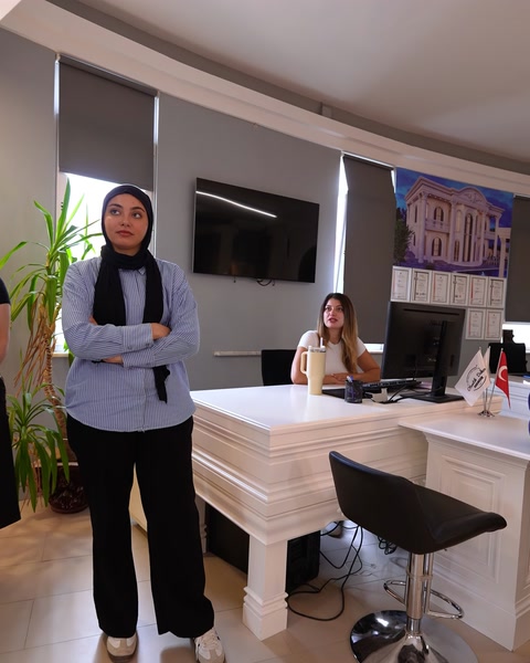 Femeie observă un birou decorat cu profile din poliuretan în showroom