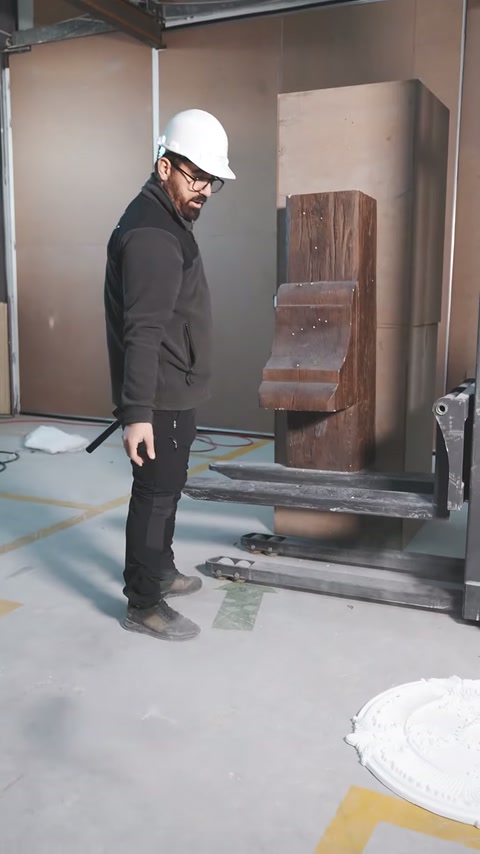 Grindă decorativă cu aspect de lemn surprinsă în cădere