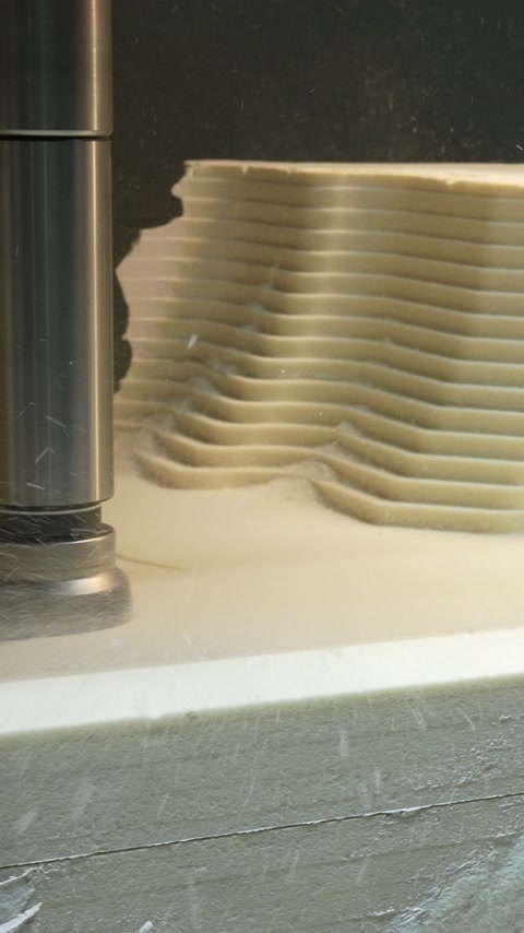 Freza modelează în serie profilele ornamentale din material rigid.