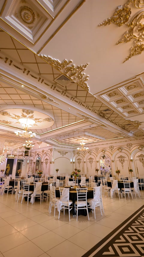Ansamblul interior combină tavane ornamentale, coloane și arcade repetate.