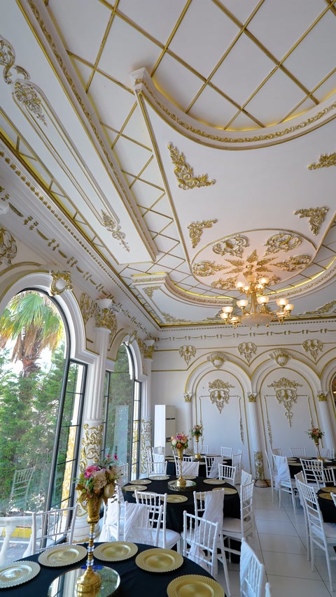 Plafonul circular și balustrada decorativă încadrează scara interioară.