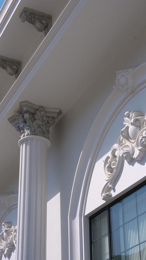 Ornamentul cu volute accentuează partea superioară a ferestrei exterioare.